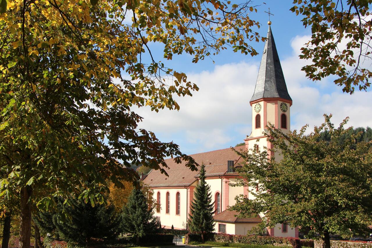 Herbstliche St. Romanus Kirche