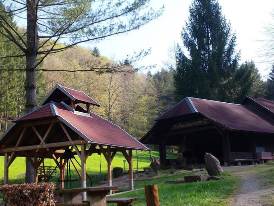 Die Prinschbachhütte ist in der warmen Jahreszeit ein beliebter Grillplatz.