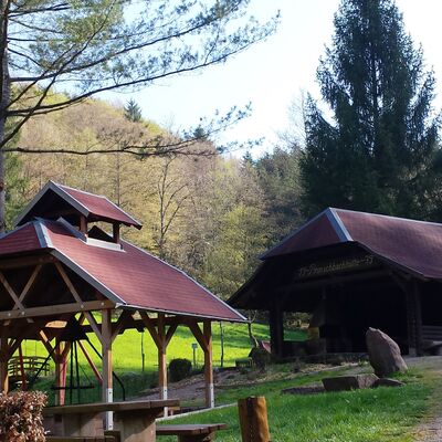 Bild vergrößern: Die Prinschbachhütte ist in der warmen Jahreszeit ein beliebter Grillplatz.