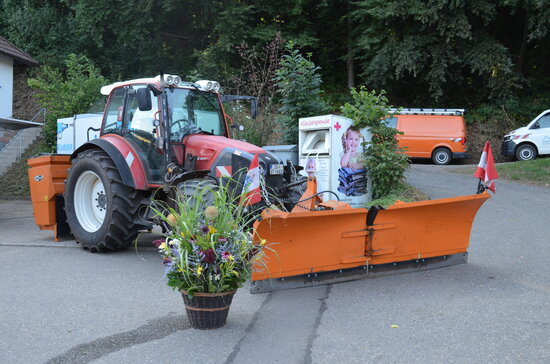 Traktor des Bauhofs Schuttertal mit einem gro�en geschm�ckten Blumenk�bel zum Tag der offenen T�r im Bauhofgeb�ude.