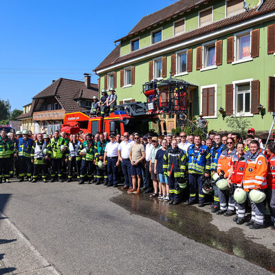 Gruppenbild aller Beteiligten der gro�en Schau�bung zum 50-j�hrigen Bestehen der Gesamtfeuerwehr Schuttertal