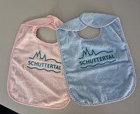 zwei L&auml;tzchen in rosa und hellblau mit dem Schuttertal-Logo