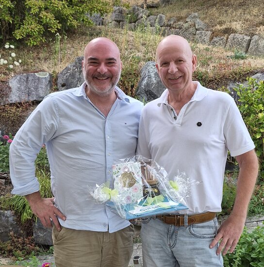 auf dem Bild sind zwei M�nner, mit einem Pr�sent in Bezug auf die Verabschiedung in den Ruhestand. 
v.l. B�rgermeister Matthias Litterst, Stefan Baumann