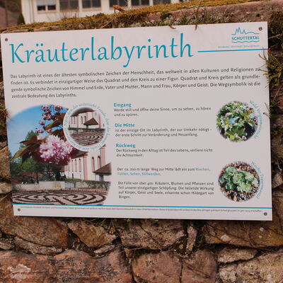 Bild vergrößern: Kräuterlabyrinth-Tafel